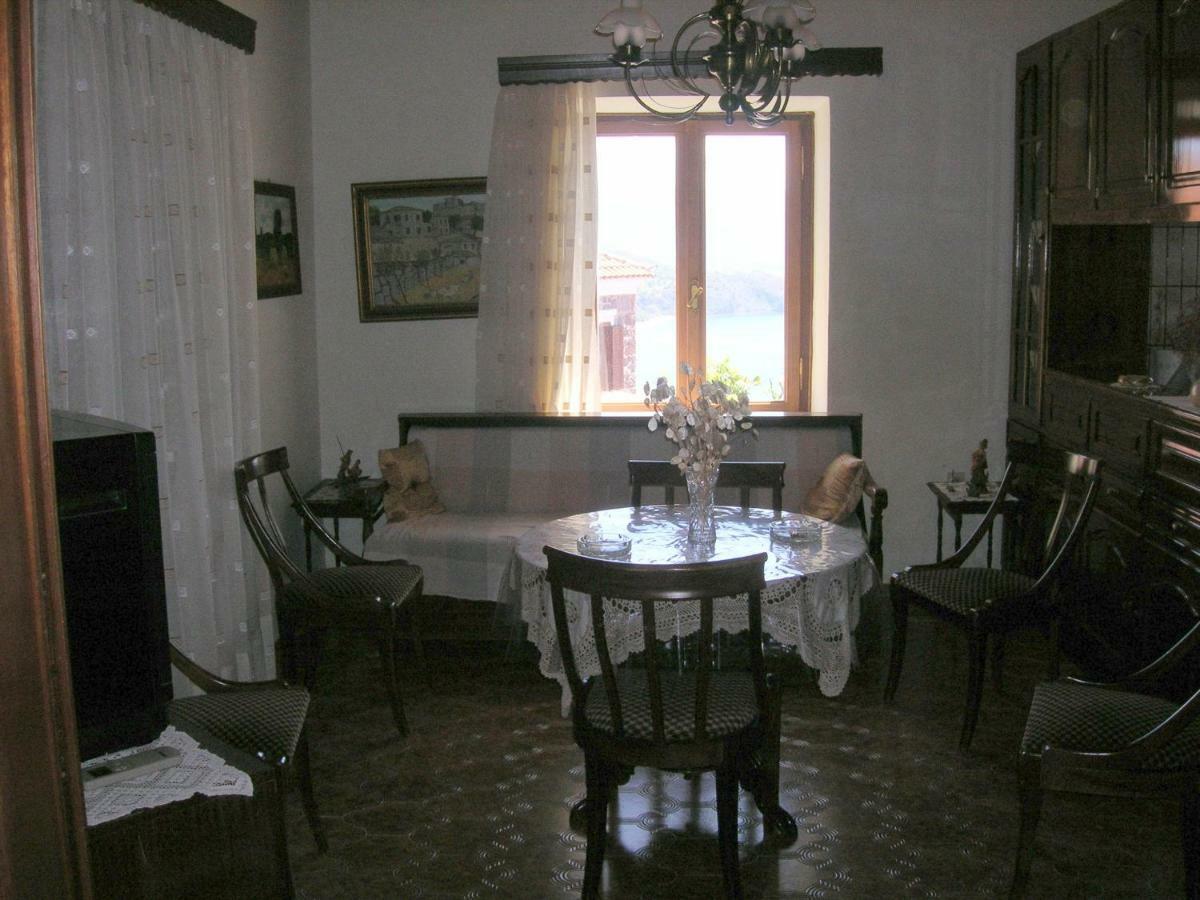 Апартаменты House Chrissa Митимна Экстерьер фото